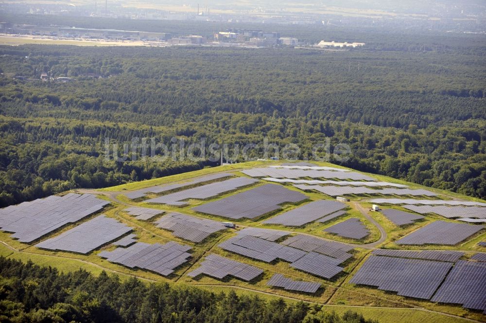 Luftaufnahme Dreieich OT Buchschlag - Photovoltaikanlage / Solarkraftwerk auf der ehemaligen Hausmülldeponie Buchschlag bei Dreieich OT Buchschlag im Bundesland Hessen