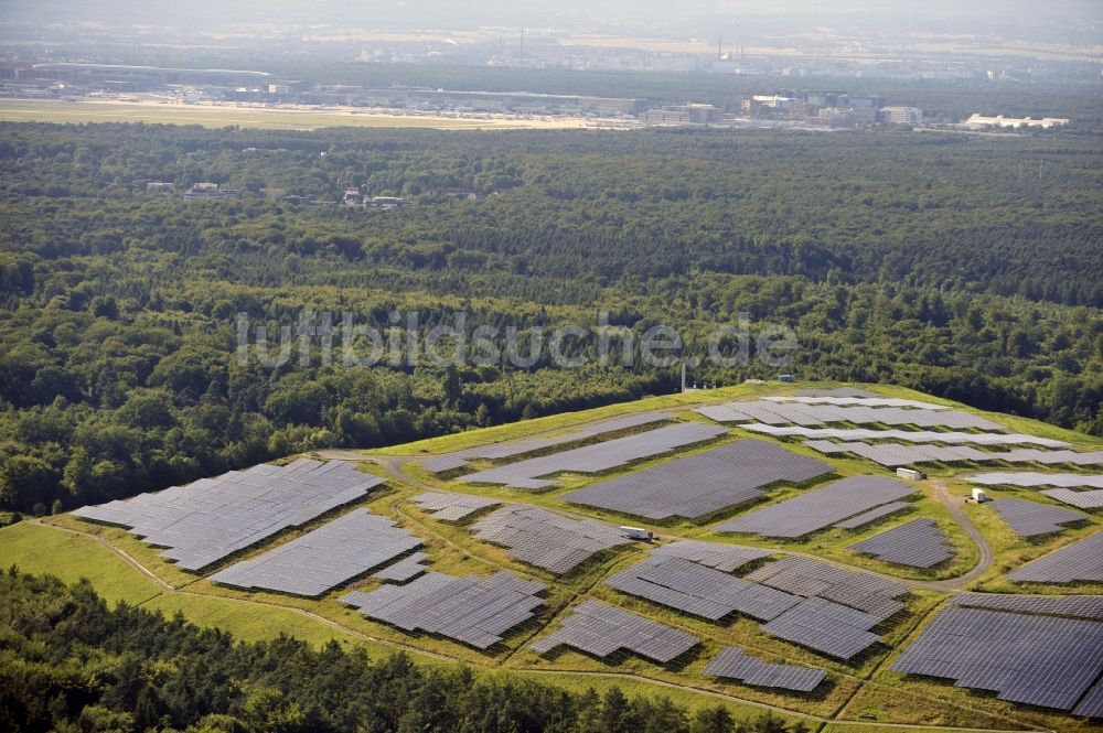 Dreieich OT Buchschlag von oben - Photovoltaikanlage / Solarkraftwerk auf der ehemaligen Hausmülldeponie Buchschlag bei Dreieich OT Buchschlag im Bundesland Hessen