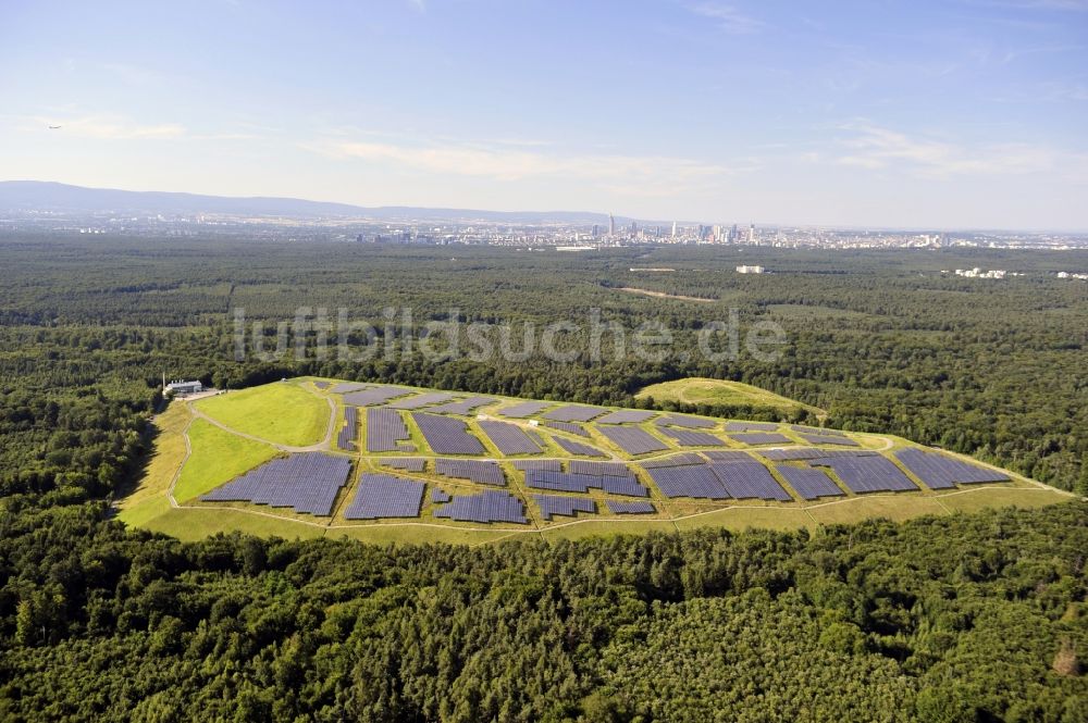 Dreieich OT Buchschlag aus der Vogelperspektive: Photovoltaikanlage / Solarkraftwerk auf der ehemaligen Hausmülldeponie Buchschlag bei Dreieich OT Buchschlag im Bundesland Hessen