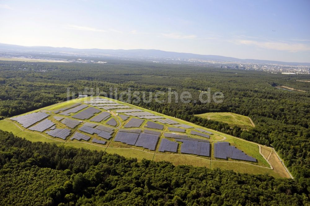 Luftbild Dreieich OT Buchschlag - Photovoltaikanlage / Solarkraftwerk auf der ehemaligen Hausmülldeponie Buchschlag bei Dreieich OT Buchschlag im Bundesland Hessen