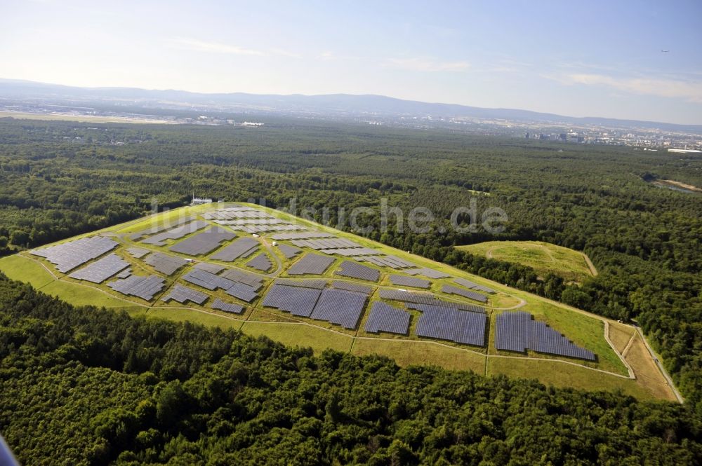 Luftaufnahme Dreieich OT Buchschlag - Photovoltaikanlage / Solarkraftwerk auf der ehemaligen Hausmülldeponie Buchschlag bei Dreieich OT Buchschlag im Bundesland Hessen