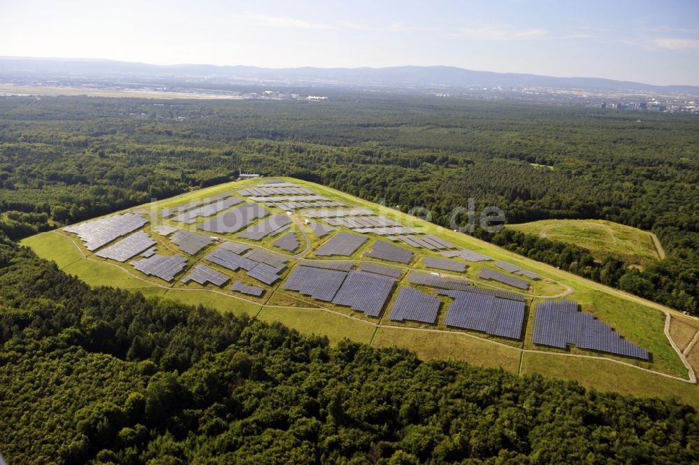 Dreieich OT Buchschlag von oben - Photovoltaikanlage / Solarkraftwerk auf der ehemaligen Hausmülldeponie Buchschlag bei Dreieich OT Buchschlag im Bundesland Hessen