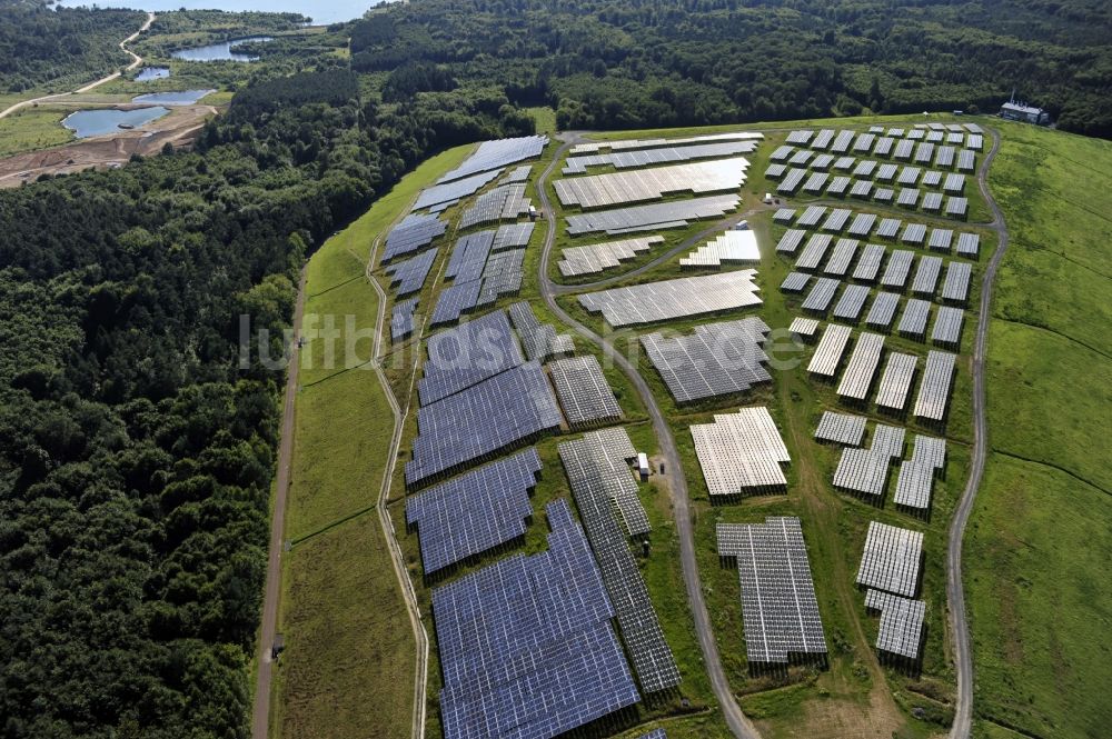 Luftbild Dreieich OT Buchschlag - Photovoltaikanlage / Solarkraftwerk auf der ehemaligen Hausmülldeponie Buchschlag bei Dreieich OT Buchschlag im Bundesland Hessen