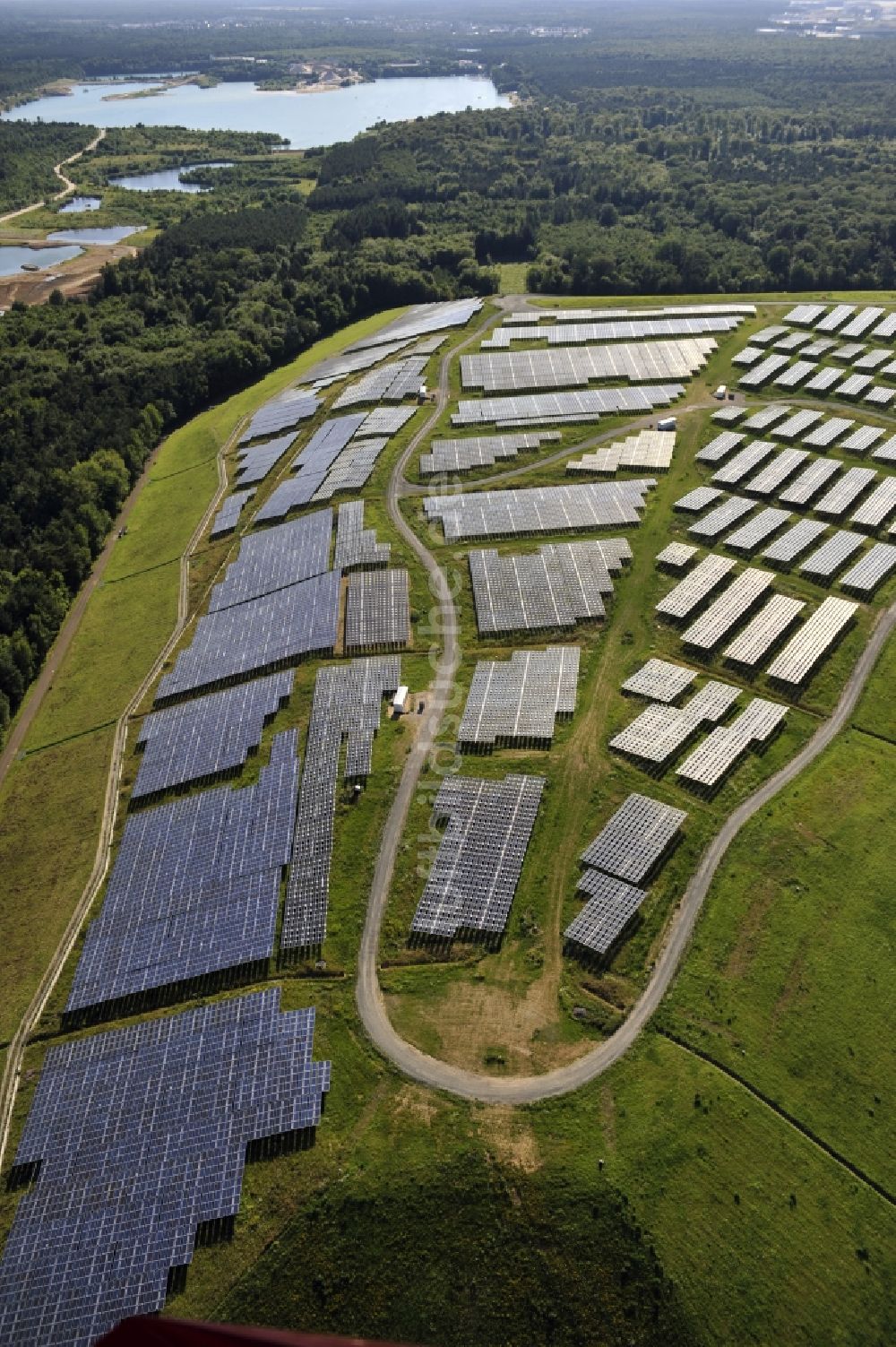 Luftaufnahme Dreieich OT Buchschlag - Photovoltaikanlage / Solarkraftwerk auf der ehemaligen Hausmülldeponie Buchschlag bei Dreieich OT Buchschlag im Bundesland Hessen