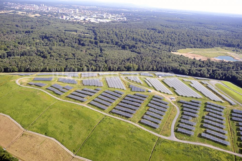 Dreieich OT Buchschlag von oben - Photovoltaikanlage / Solarkraftwerk auf der ehemaligen Hausmülldeponie Buchschlag bei Dreieich OT Buchschlag im Bundesland Hessen