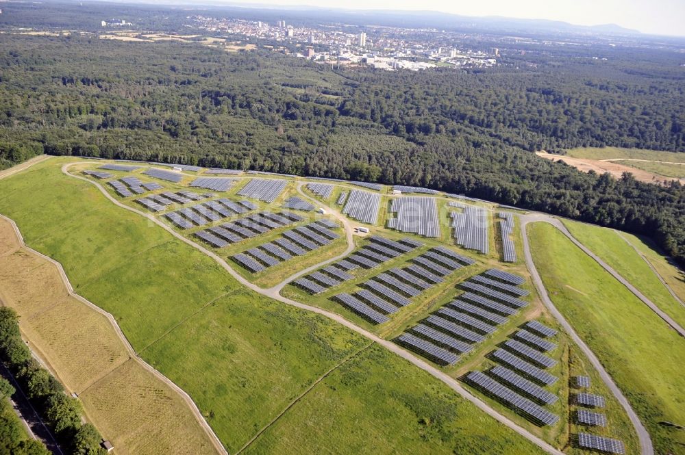 Dreieich OT Buchschlag aus der Vogelperspektive: Photovoltaikanlage / Solarkraftwerk auf der ehemaligen Hausmülldeponie Buchschlag bei Dreieich OT Buchschlag im Bundesland Hessen