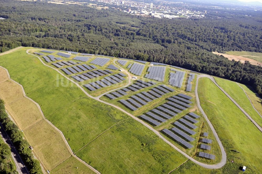 Luftbild Dreieich OT Buchschlag - Photovoltaikanlage / Solarkraftwerk auf der ehemaligen Hausmülldeponie Buchschlag bei Dreieich OT Buchschlag im Bundesland Hessen