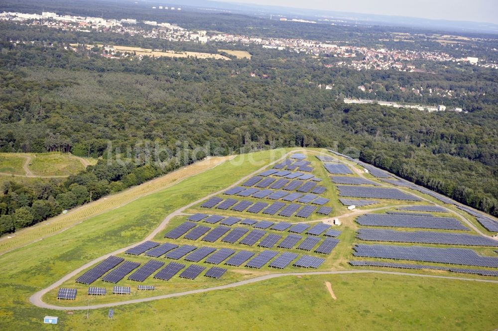 Dreieich OT Buchschlag von oben - Photovoltaikanlage / Solarkraftwerk auf der ehemaligen Hausmülldeponie Buchschlag bei Dreieich OT Buchschlag im Bundesland Hessen