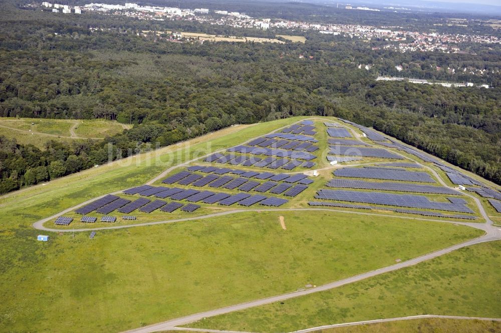 Dreieich OT Buchschlag aus der Vogelperspektive: Photovoltaikanlage / Solarkraftwerk auf der ehemaligen Hausmülldeponie Buchschlag bei Dreieich OT Buchschlag im Bundesland Hessen