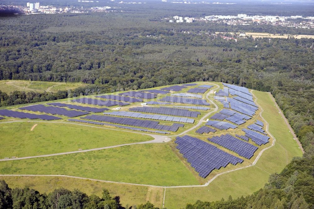 Luftbild Dreieich OT Buchschlag - Photovoltaikanlage / Solarkraftwerk auf der ehemaligen Hausmülldeponie Buchschlag bei Dreieich OT Buchschlag im Bundesland Hessen