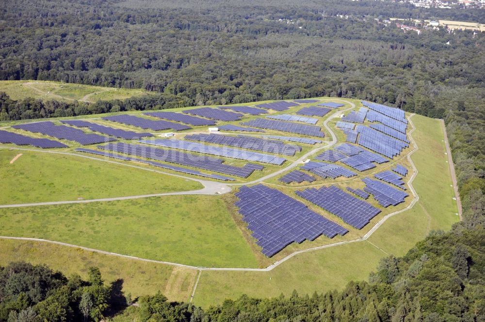 Luftaufnahme Dreieich OT Buchschlag - Photovoltaikanlage / Solarkraftwerk auf der ehemaligen Hausmülldeponie Buchschlag bei Dreieich OT Buchschlag im Bundesland Hessen