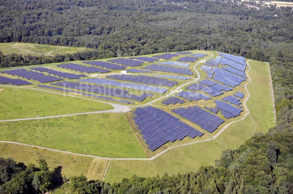 Dreieich OT Buchschlag von oben - Photovoltaikanlage / Solarkraftwerk auf der ehemaligen Hausmülldeponie Buchschlag bei Dreieich OT Buchschlag im Bundesland Hessen