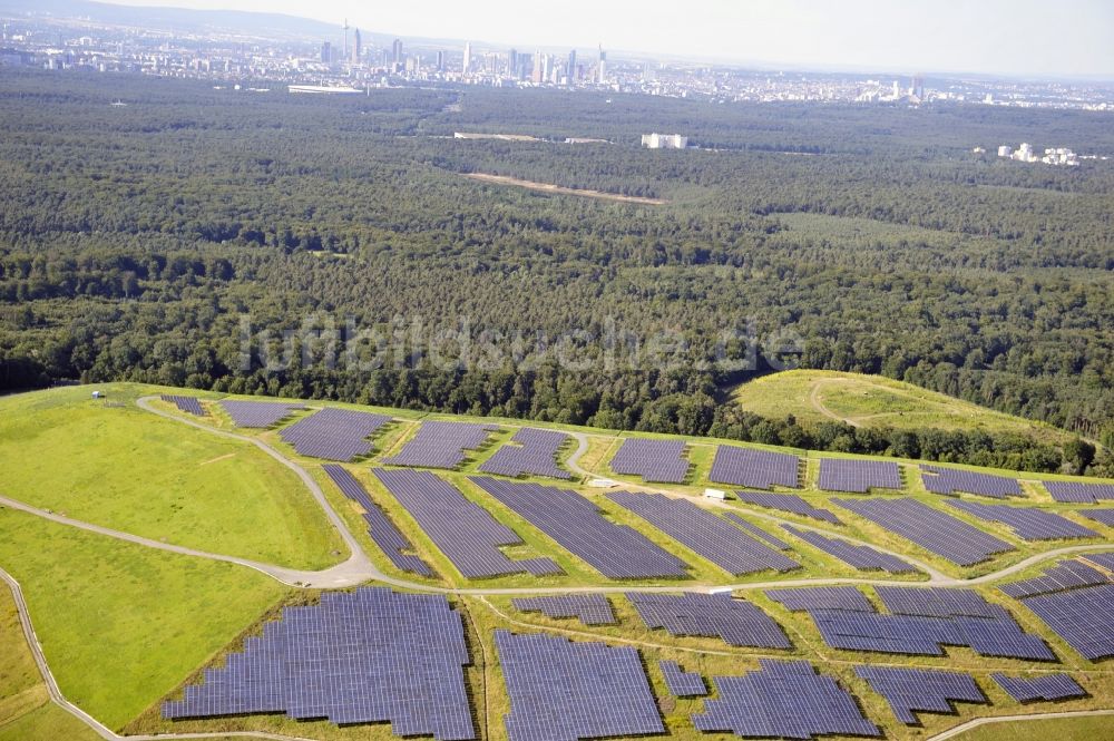 Dreieich OT Buchschlag aus der Vogelperspektive: Photovoltaikanlage / Solarkraftwerk auf der ehemaligen Hausmülldeponie Buchschlag bei Dreieich OT Buchschlag im Bundesland Hessen