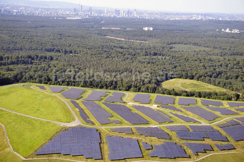 Luftbild Dreieich OT Buchschlag - Photovoltaikanlage / Solarkraftwerk auf der ehemaligen Hausmülldeponie Buchschlag bei Dreieich OT Buchschlag im Bundesland Hessen