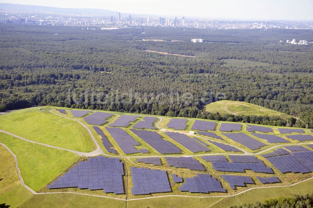 Luftaufnahme Dreieich OT Buchschlag - Photovoltaikanlage / Solarkraftwerk auf der ehemaligen Hausmülldeponie Buchschlag bei Dreieich OT Buchschlag im Bundesland Hessen