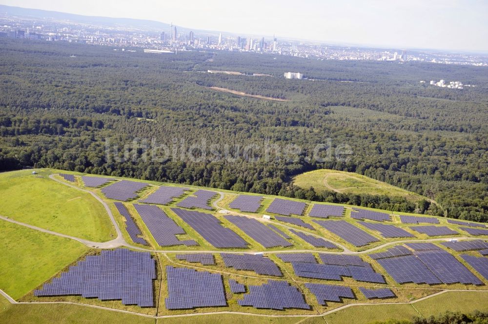 Dreieich OT Buchschlag von oben - Photovoltaikanlage / Solarkraftwerk auf der ehemaligen Hausmülldeponie Buchschlag bei Dreieich OT Buchschlag im Bundesland Hessen