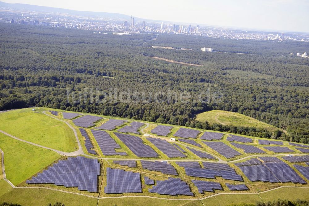 Dreieich OT Buchschlag aus der Vogelperspektive: Photovoltaikanlage / Solarkraftwerk auf der ehemaligen Hausmülldeponie Buchschlag bei Dreieich OT Buchschlag im Bundesland Hessen