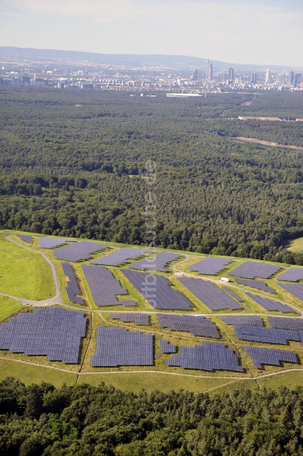 Luftbild Dreieich OT Buchschlag - Photovoltaikanlage / Solarkraftwerk auf der ehemaligen Hausmülldeponie Buchschlag bei Dreieich OT Buchschlag im Bundesland Hessen