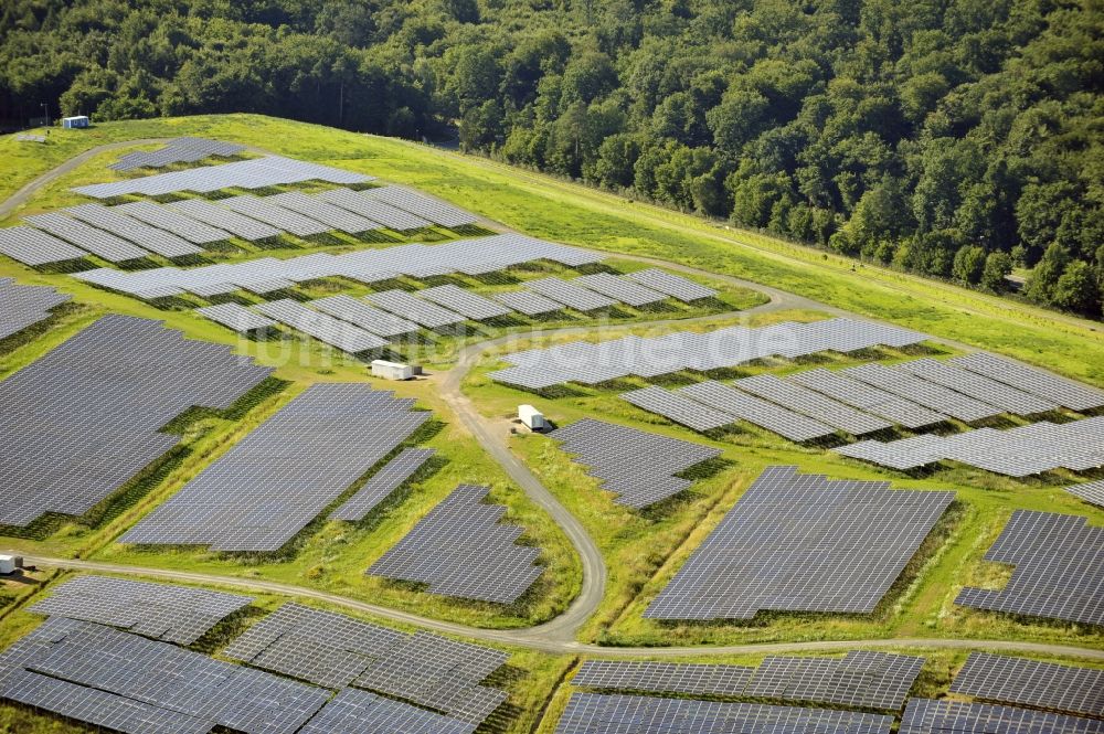 Luftaufnahme Dreieich OT Buchschlag - Photovoltaikanlage / Solarkraftwerk auf der ehemaligen Hausmülldeponie Buchschlag bei Dreieich OT Buchschlag im Bundesland Hessen