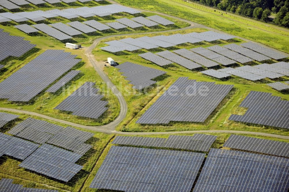 Dreieich OT Buchschlag von oben - Photovoltaikanlage / Solarkraftwerk auf der ehemaligen Hausmülldeponie Buchschlag bei Dreieich OT Buchschlag im Bundesland Hessen