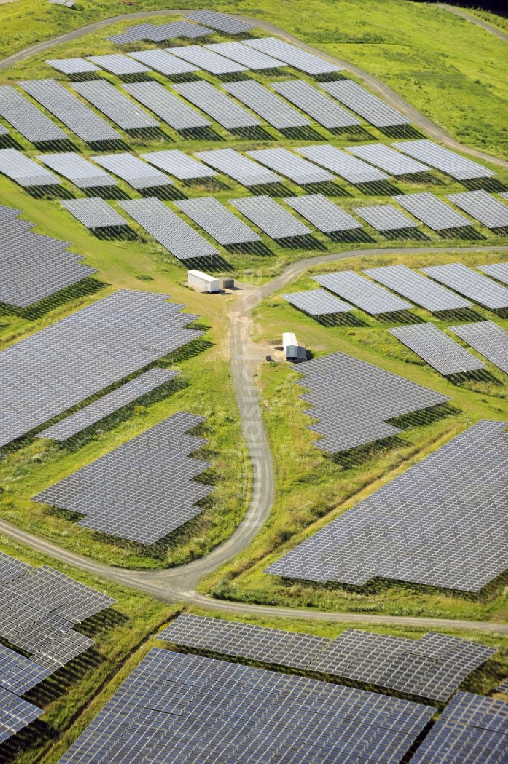 Dreieich OT Buchschlag aus der Vogelperspektive: Photovoltaikanlage / Solarkraftwerk auf der ehemaligen Hausmülldeponie Buchschlag bei Dreieich OT Buchschlag im Bundesland Hessen