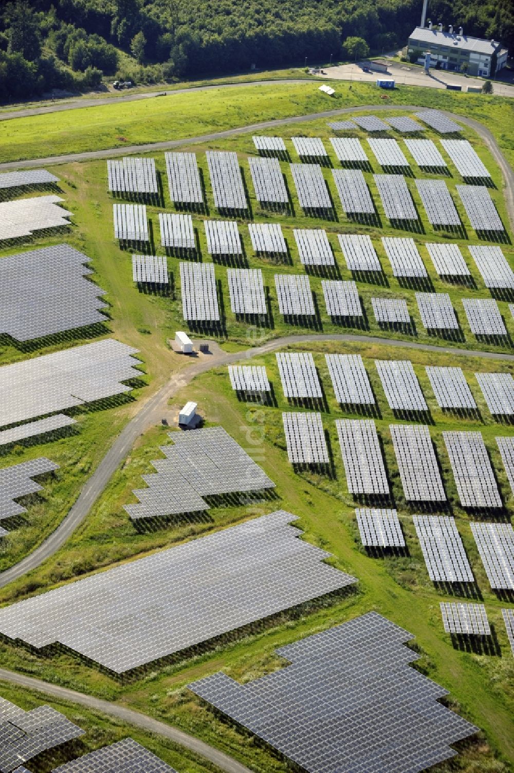 Luftbild Dreieich OT Buchschlag - Photovoltaikanlage / Solarkraftwerk auf der ehemaligen Hausmülldeponie Buchschlag bei Dreieich OT Buchschlag im Bundesland Hessen