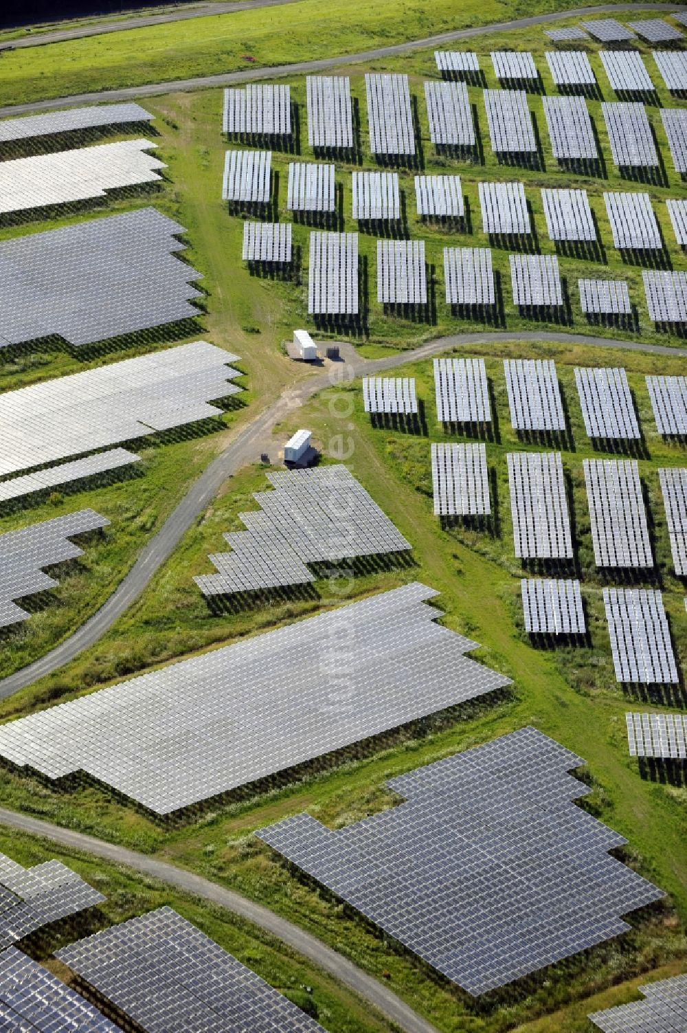 Luftaufnahme Dreieich OT Buchschlag - Photovoltaikanlage / Solarkraftwerk auf der ehemaligen Hausmülldeponie Buchschlag bei Dreieich OT Buchschlag im Bundesland Hessen