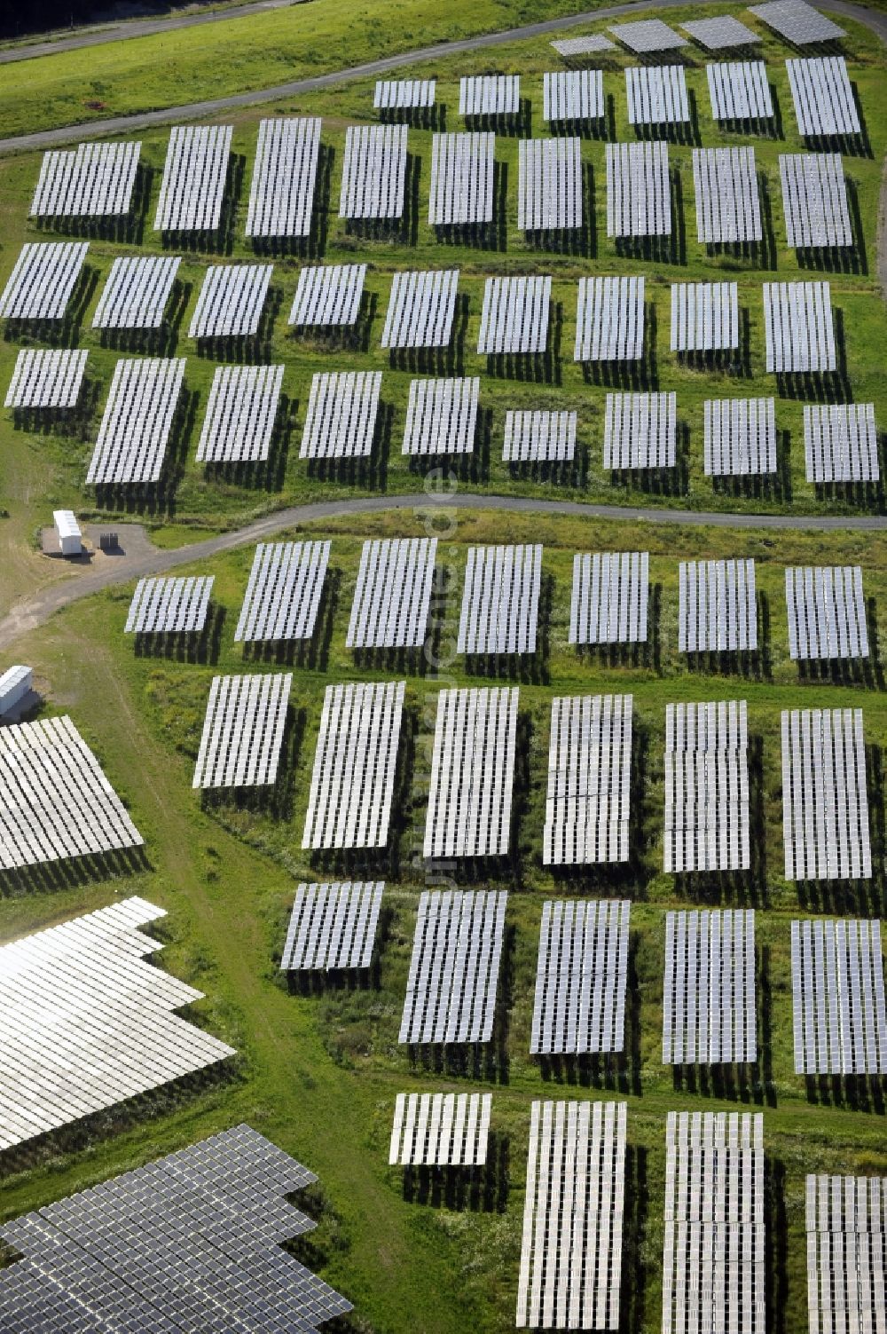 Dreieich OT Buchschlag von oben - Photovoltaikanlage / Solarkraftwerk auf der ehemaligen Hausmülldeponie Buchschlag bei Dreieich OT Buchschlag im Bundesland Hessen