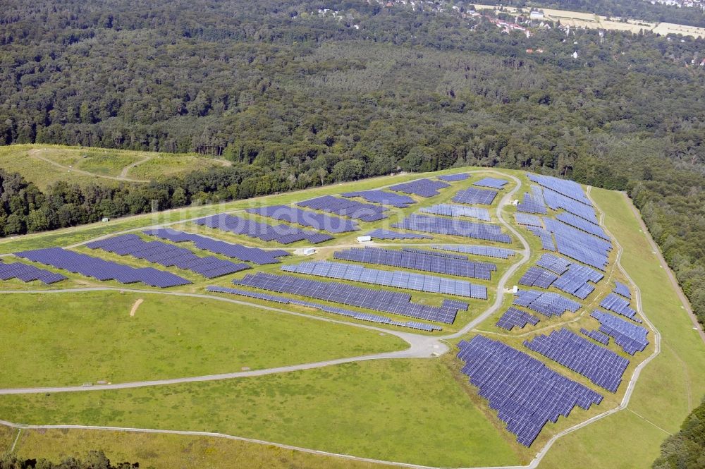 Dreieich OT Buchschlag aus der Vogelperspektive: Photovoltaikanlage / Solarkraftwerk auf der ehemaligen Hausmülldeponie Buchschlag bei Dreieich OT Buchschlag im Bundesland Hessen