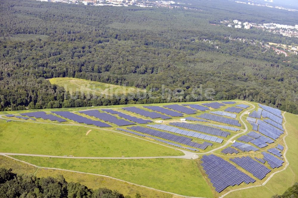 Luftbild Dreieich OT Buchschlag - Photovoltaikanlage / Solarkraftwerk auf der ehemaligen Hausmülldeponie Buchschlag bei Dreieich OT Buchschlag im Bundesland Hessen