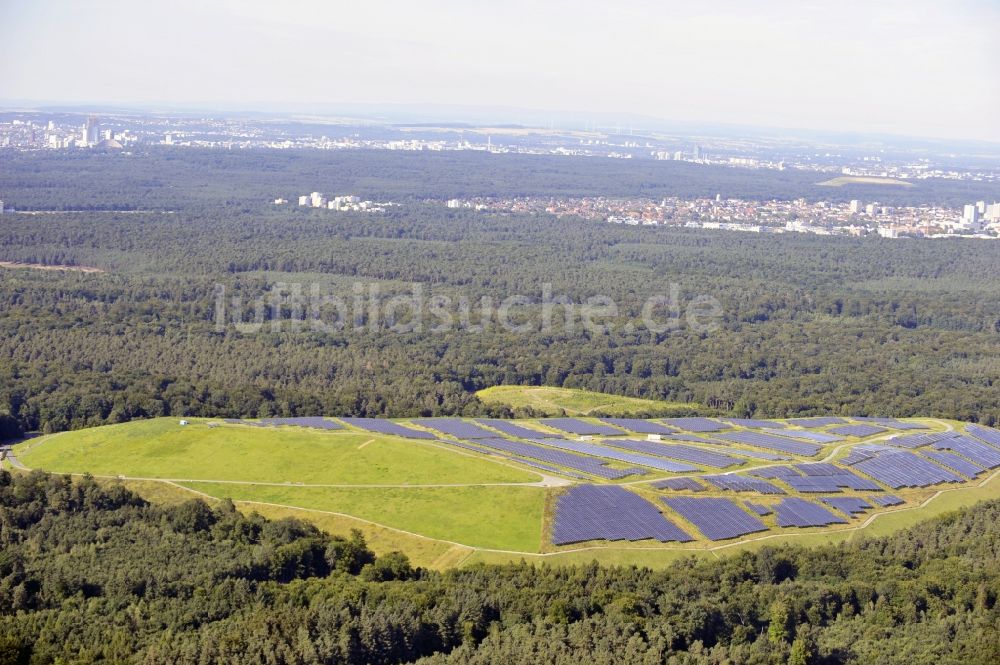 Luftaufnahme Dreieich OT Buchschlag - Photovoltaikanlage / Solarkraftwerk auf der ehemaligen Hausmülldeponie Buchschlag bei Dreieich OT Buchschlag im Bundesland Hessen