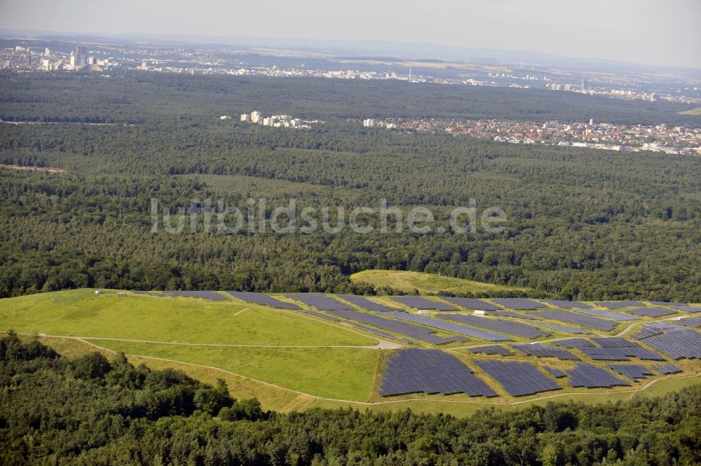 Dreieich OT Buchschlag von oben - Photovoltaikanlage / Solarkraftwerk auf der ehemaligen Hausmülldeponie Buchschlag bei Dreieich OT Buchschlag im Bundesland Hessen