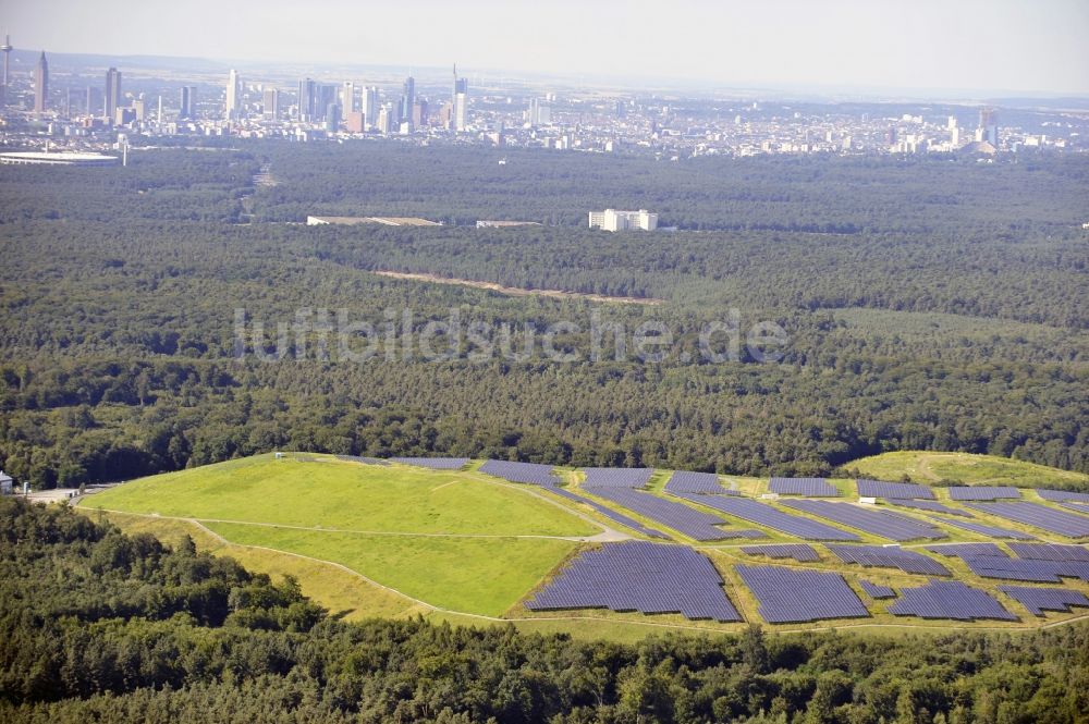 Dreieich OT Buchschlag aus der Vogelperspektive: Photovoltaikanlage / Solarkraftwerk auf der ehemaligen Hausmülldeponie Buchschlag bei Dreieich OT Buchschlag im Bundesland Hessen