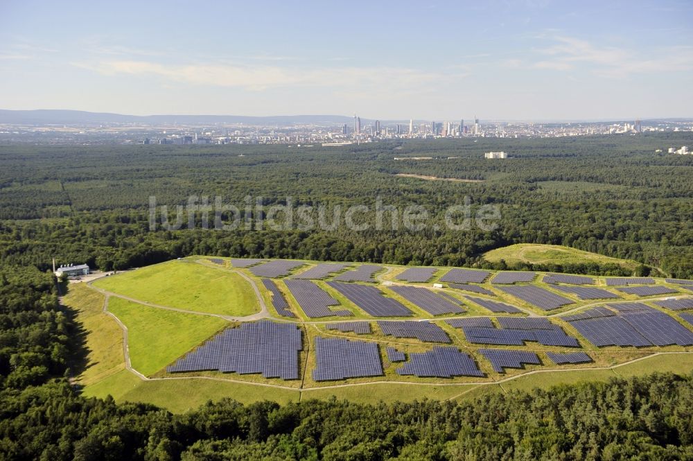 Luftbild Dreieich OT Buchschlag - Photovoltaikanlage / Solarkraftwerk auf der ehemaligen Hausmülldeponie Buchschlag bei Dreieich OT Buchschlag im Bundesland Hessen