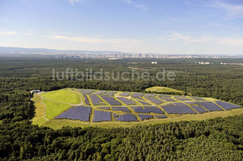 Luftaufnahme Dreieich OT Buchschlag - Photovoltaikanlage / Solarkraftwerk auf der ehemaligen Hausmülldeponie Buchschlag bei Dreieich OT Buchschlag im Bundesland Hessen