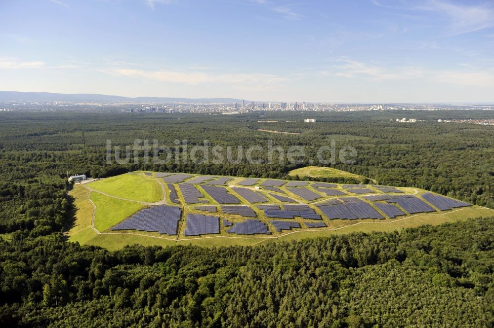 Dreieich OT Buchschlag von oben - Photovoltaikanlage / Solarkraftwerk auf der ehemaligen Hausmülldeponie Buchschlag bei Dreieich OT Buchschlag im Bundesland Hessen