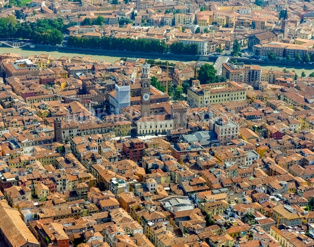 Verona von oben - Piazza delle Erbe im Innenstadt- Zentrum in Verona in Veneto, Italien