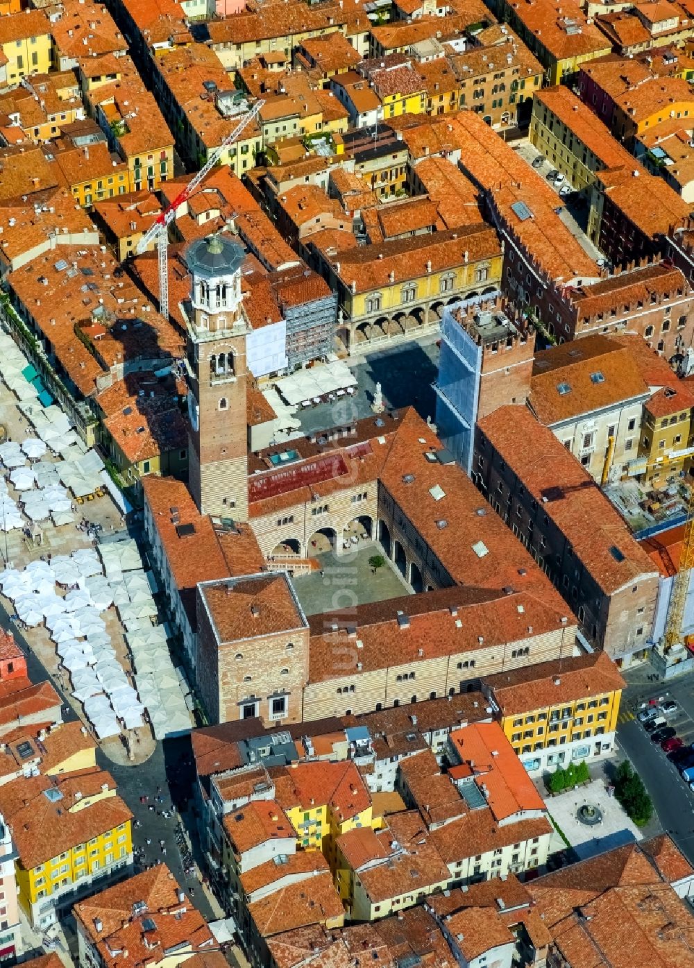 Verona aus der Vogelperspektive: Piazza delle Erbe im Innenstadt- Zentrum in Verona in Veneto, Italien