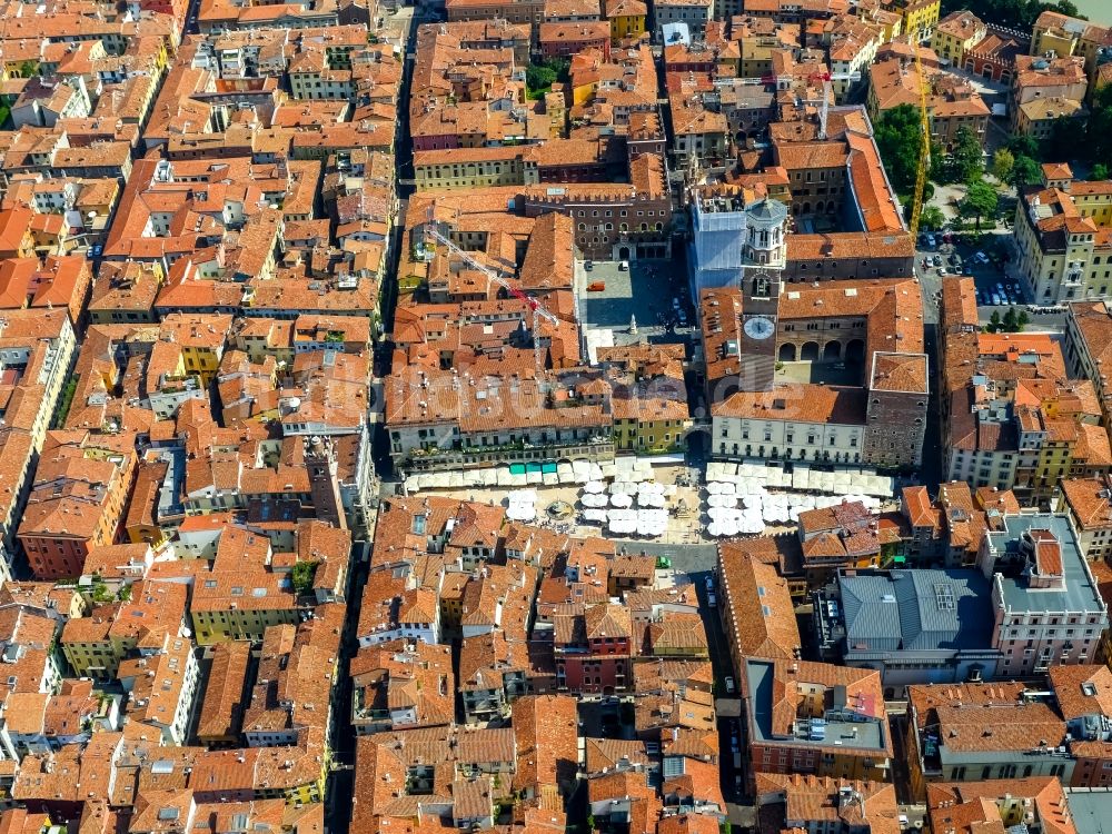 Luftbild Verona - Piazza delle Erbe im Innenstadt- Zentrum in Verona in Veneto, Italien