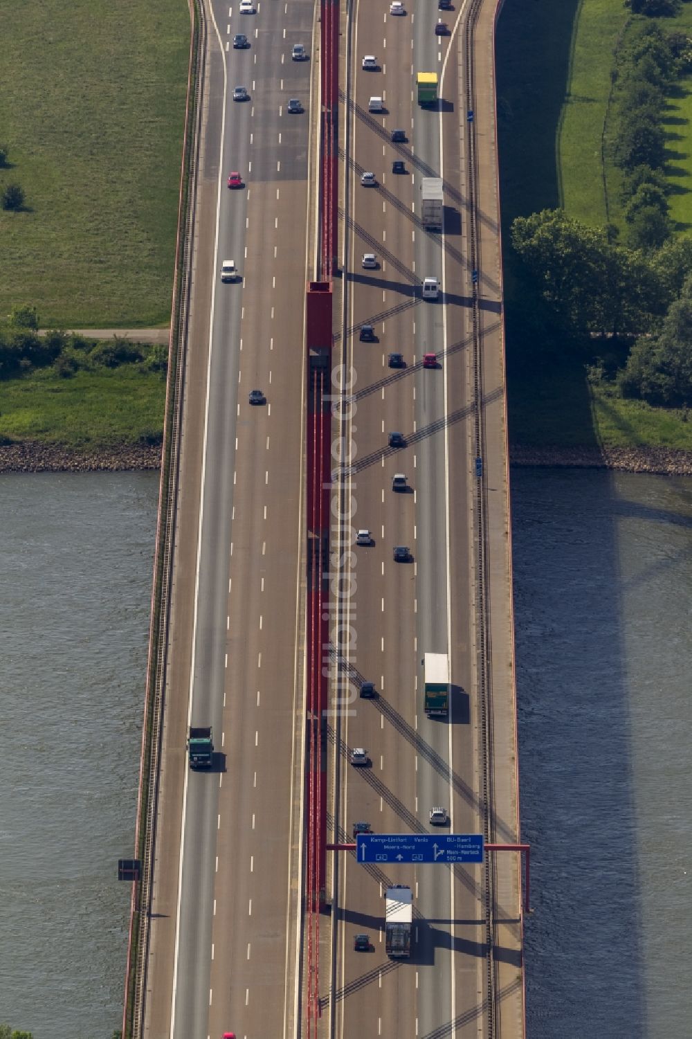 Duisburg von oben - Pilonen der Autobahnbrücke Beekerwerth über der Rheinquerung der Autobahn BAB A42 in Duisburg im Bundesland Nordrhein-Westfalen