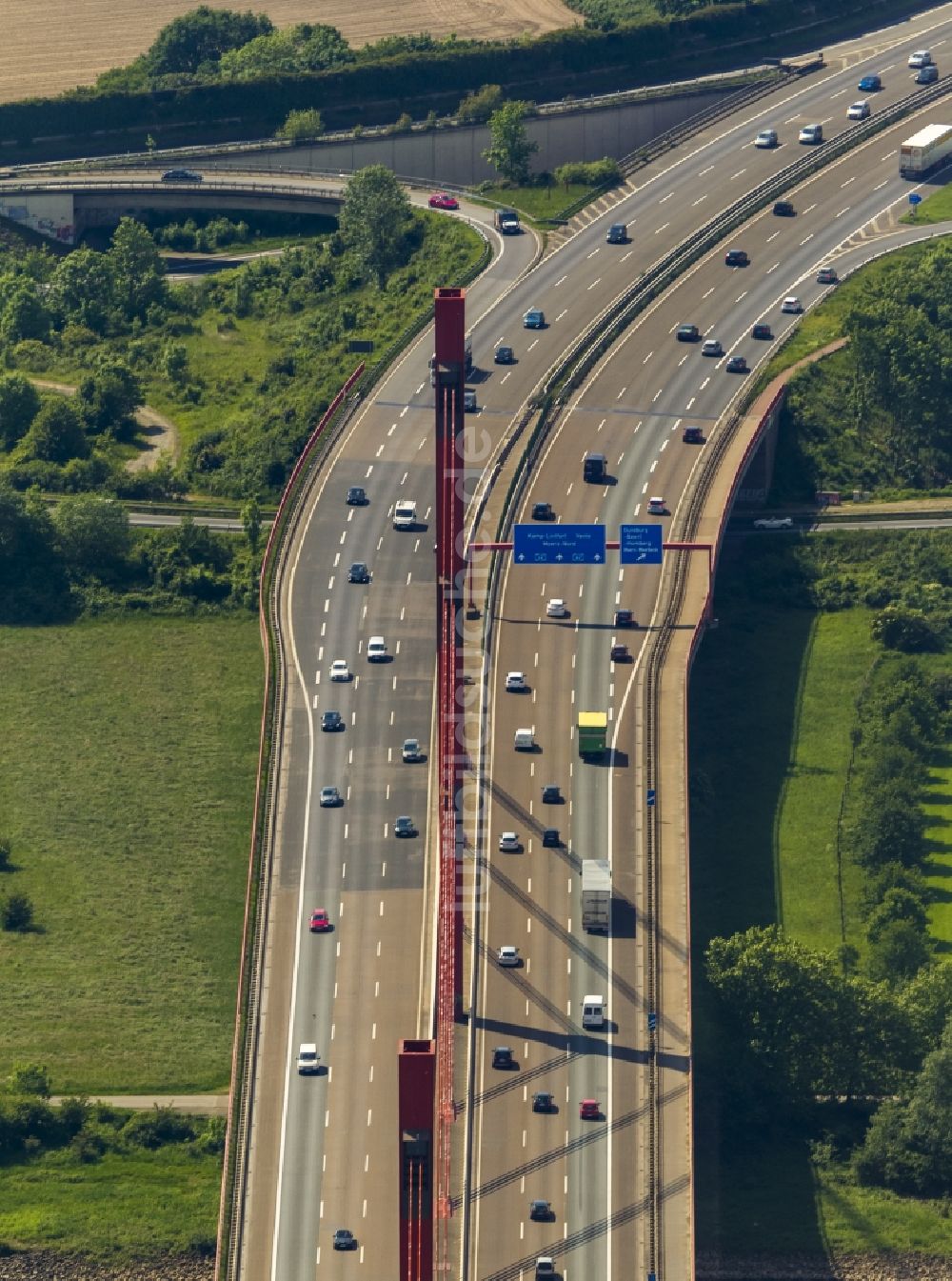 Duisburg aus der Vogelperspektive: Pilonen der Autobahnbrücke Beekerwerth über der Rheinquerung der Autobahn BAB A42 in Duisburg im Bundesland Nordrhein-Westfalen