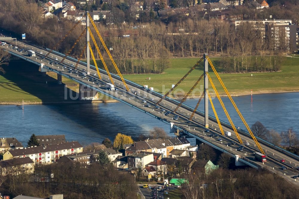 Luftbild Duisburg - Pilonen der Autobahnbrücke Beekerwerth über der Rheinquerung der Autobahn BAB A42 in Duisburg im Bundesland Nordrhein-Westfalen