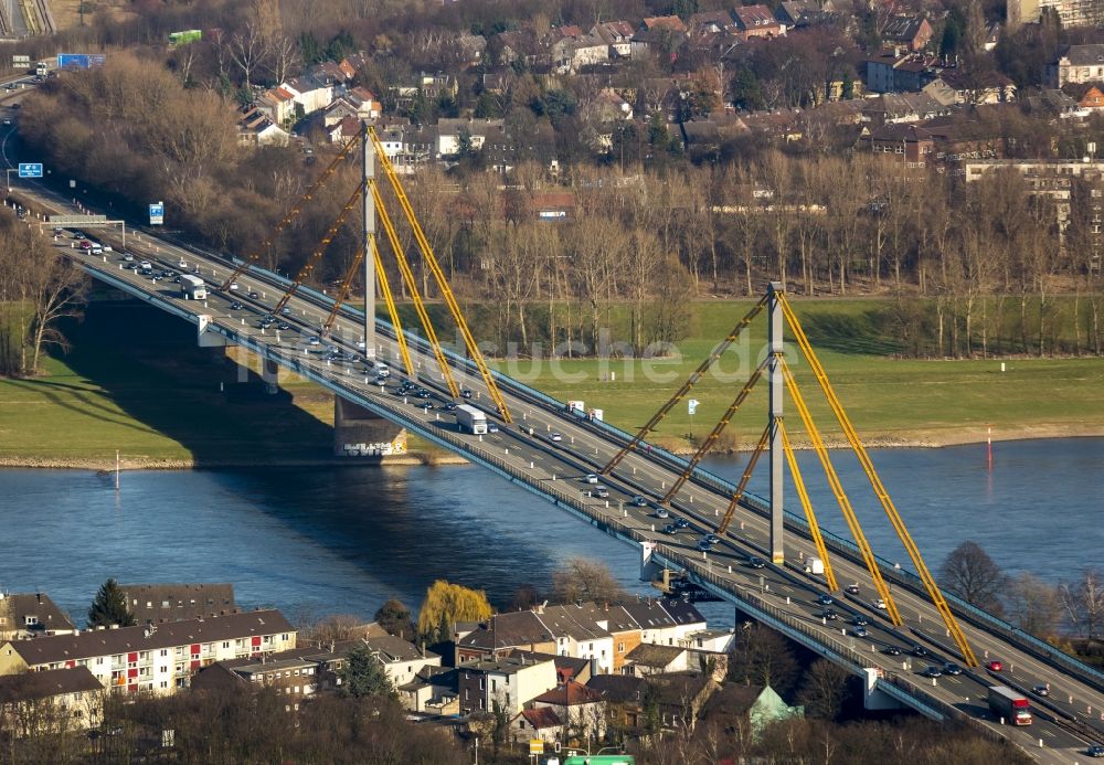 Luftaufnahme Duisburg - Pilonen der Autobahnbrücke Beekerwerth über der Rheinquerung der Autobahn BAB A42 in Duisburg im Bundesland Nordrhein-Westfalen