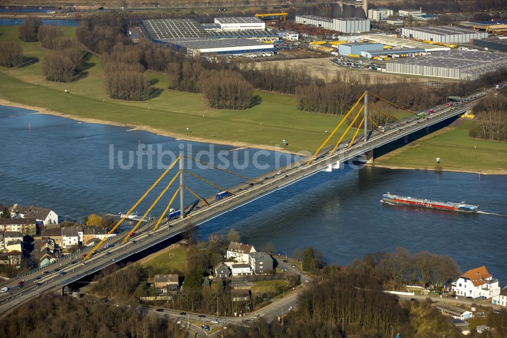 Duisburg von oben - Pilonen der Autobahnbrücke Beekerwerth über der Rheinquerung der Autobahn BAB A42 in Duisburg im Bundesland Nordrhein-Westfalen