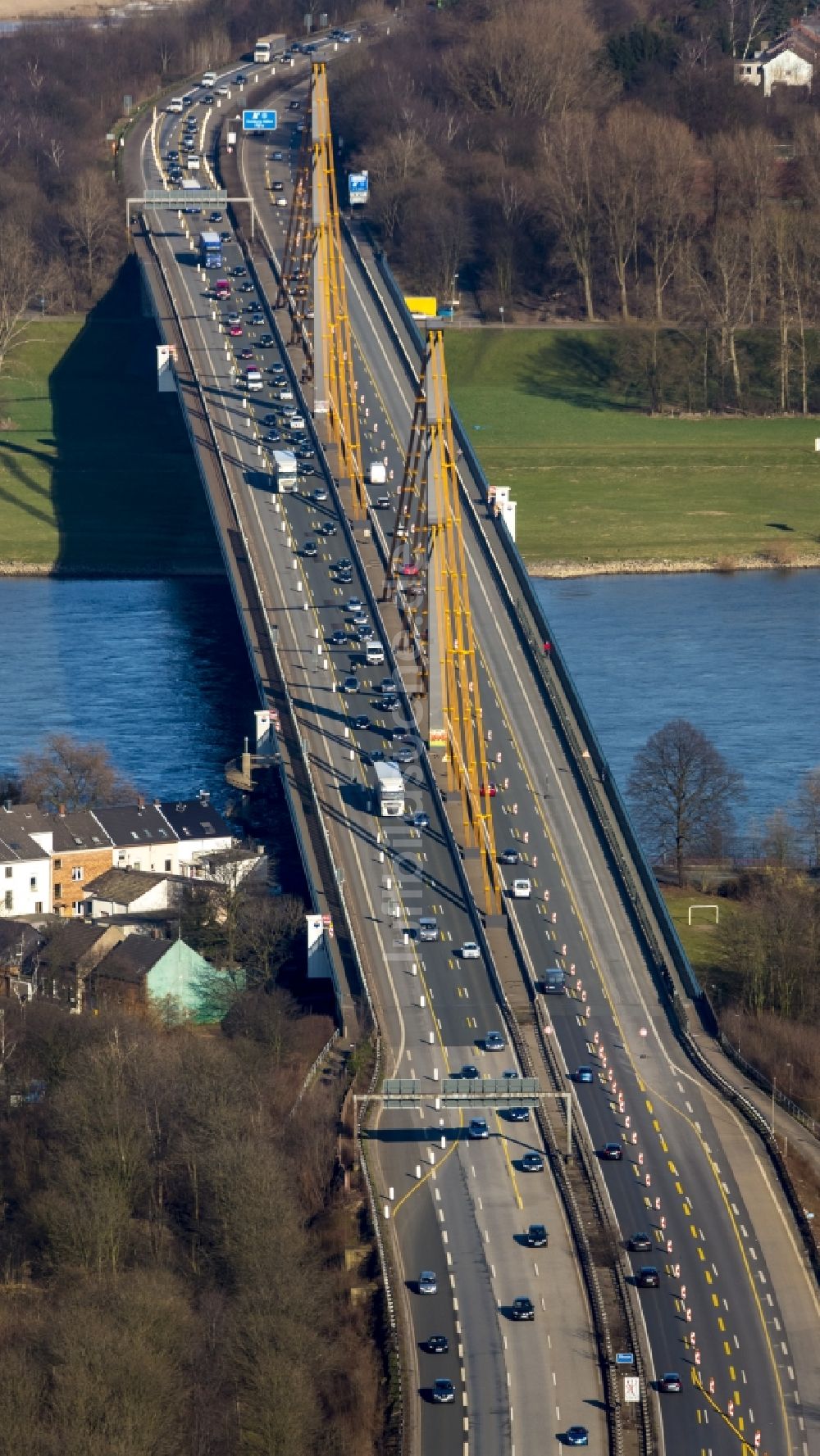 Duisburg aus der Vogelperspektive: Pilonen der Autobahnbrücke Beekerwerth über der Rheinquerung der Autobahn BAB A42 in Duisburg im Bundesland Nordrhein-Westfalen