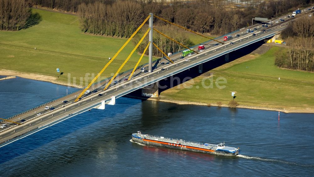 Luftbild Duisburg - Pilonen der Autobahnbrücke Beekerwerth über der Rheinquerung der Autobahn BAB A42 in Duisburg im Bundesland Nordrhein-Westfalen