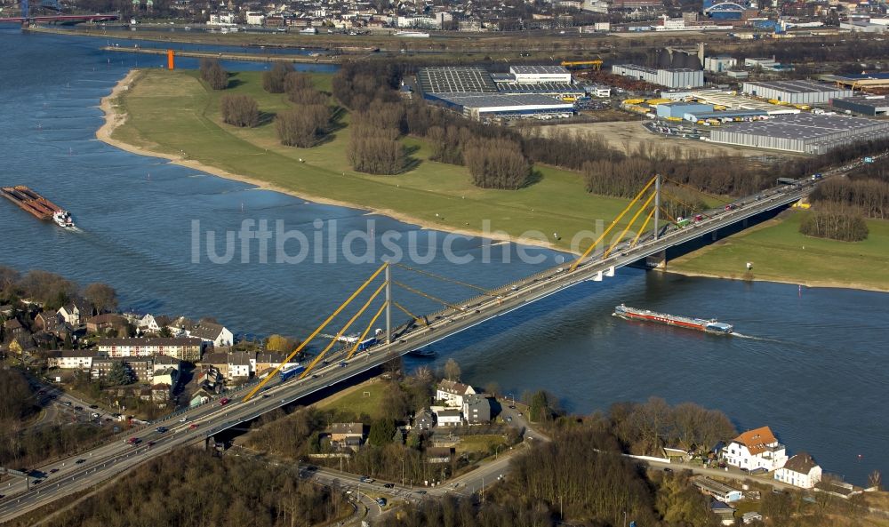 Luftaufnahme Duisburg - Pilonen der Autobahnbrücke Beekerwerth über der Rheinquerung der Autobahn BAB A42 in Duisburg im Bundesland Nordrhein-Westfalen