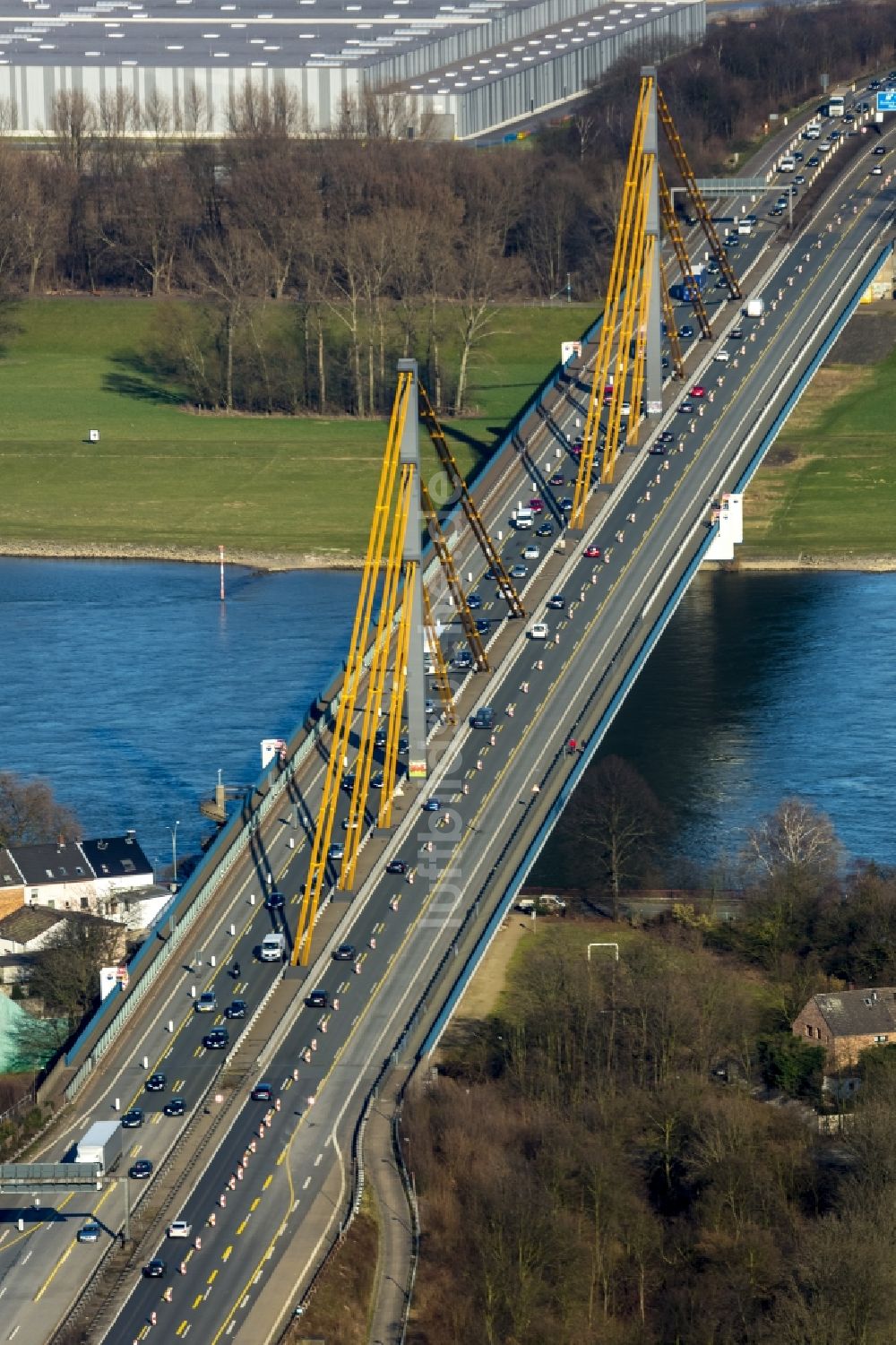 Duisburg von oben - Pilonen der Autobahnbrücke Beekerwerth über der Rheinquerung der Autobahn BAB A42 in Duisburg im Bundesland Nordrhein-Westfalen