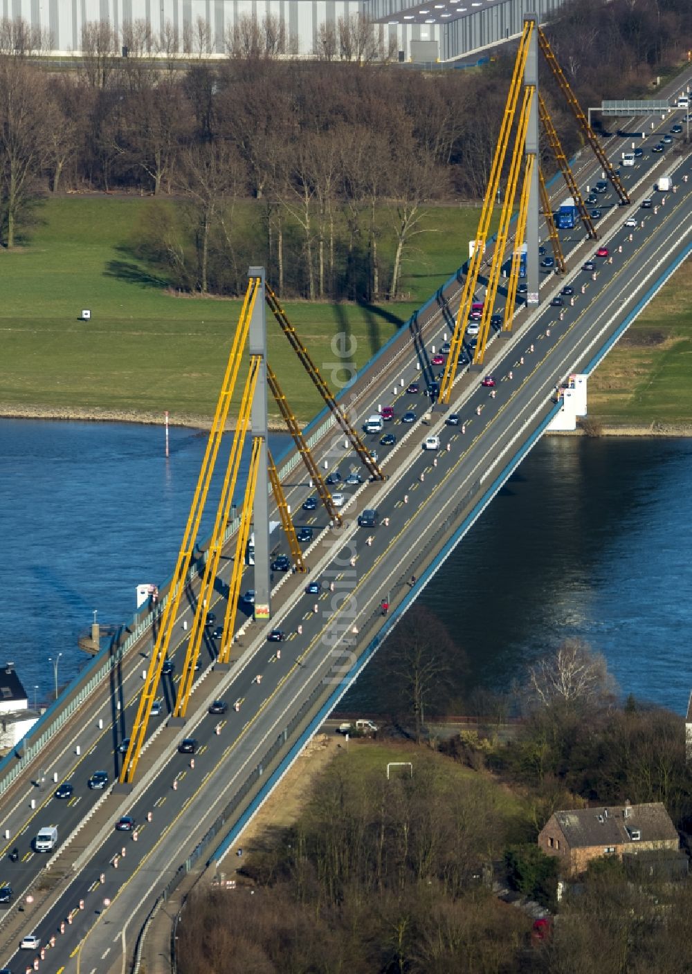 Duisburg aus der Vogelperspektive: Pilonen der Autobahnbrücke Beekerwerth über der Rheinquerung der Autobahn BAB A42 in Duisburg im Bundesland Nordrhein-Westfalen