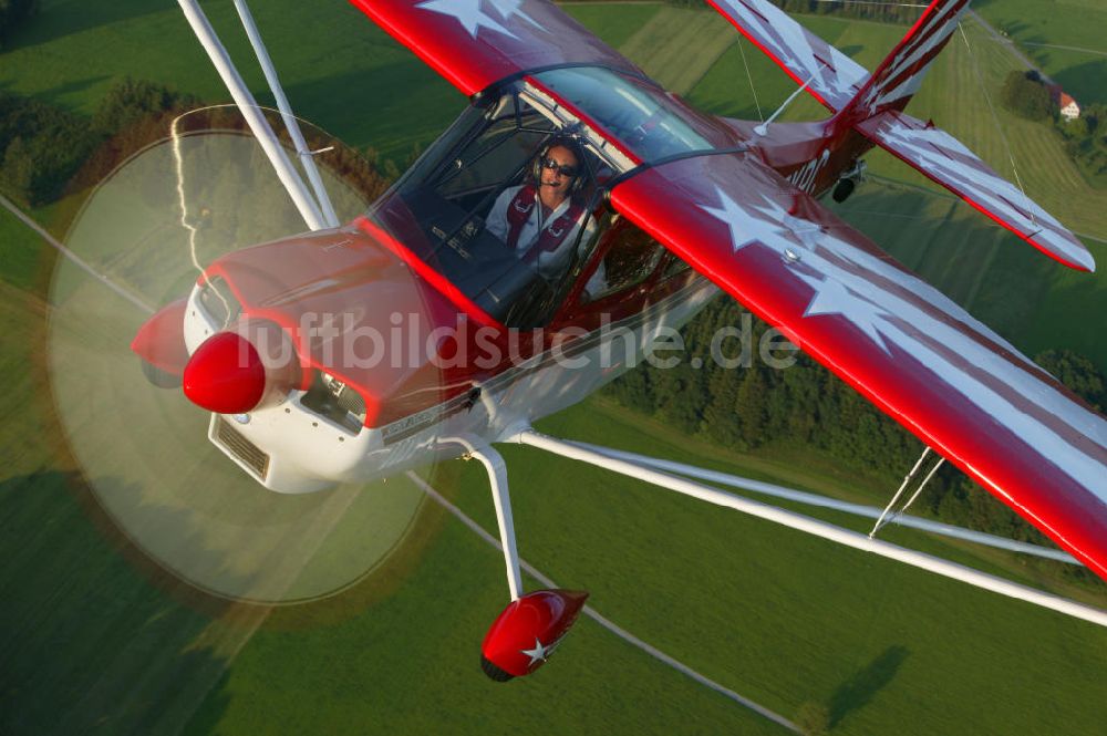 Tannheim von oben - Pilotin Verena Dolderer fliegt eine Super Decathlon über den Flugplatz Tannheim